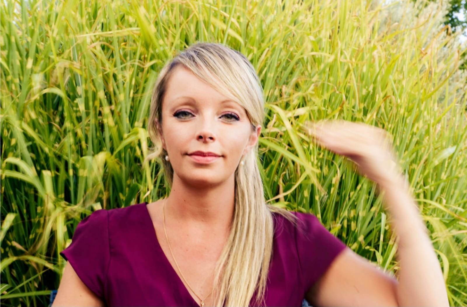 Amélie Eblé signe en Langue des Signes Française